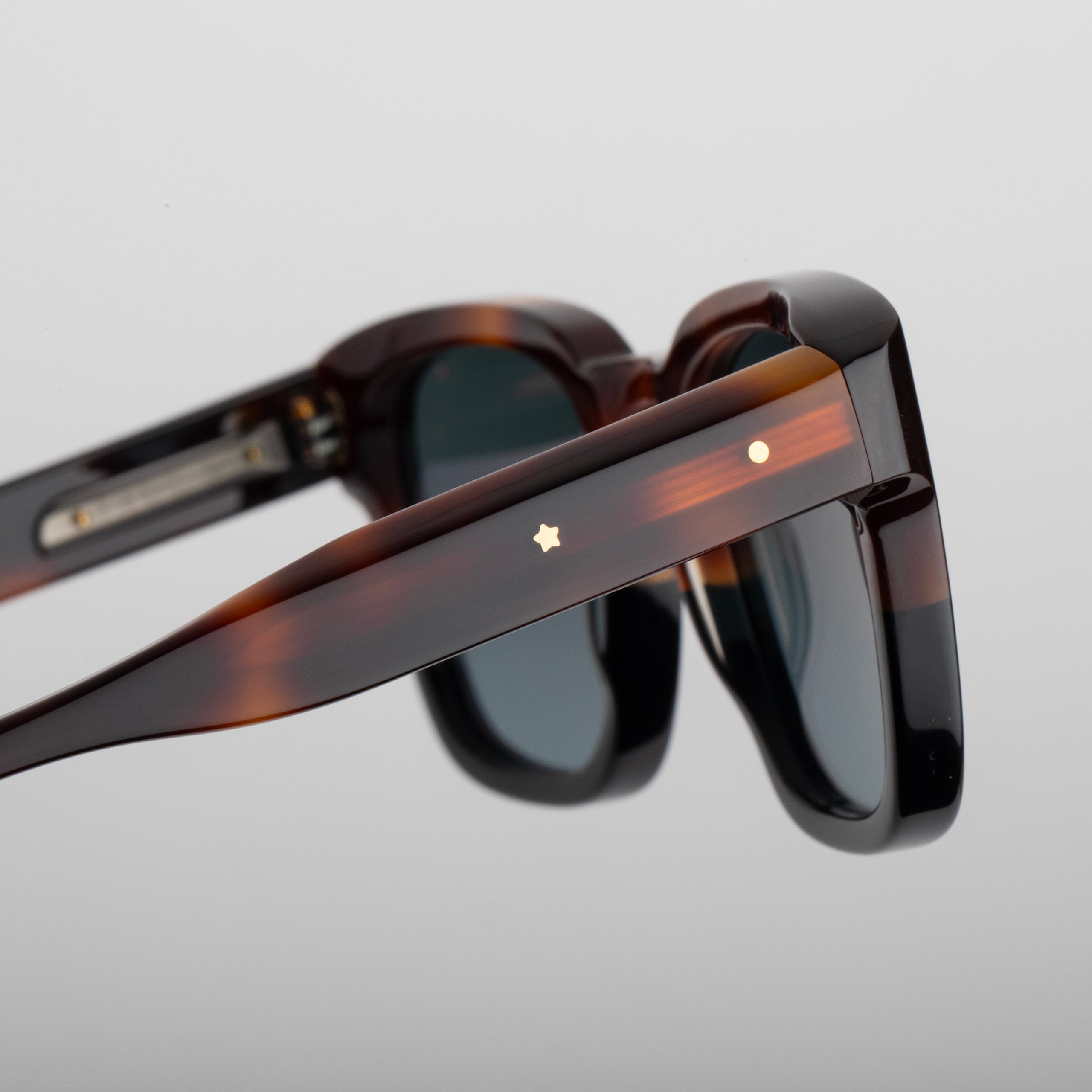 #Couleur_Tortoise to Black