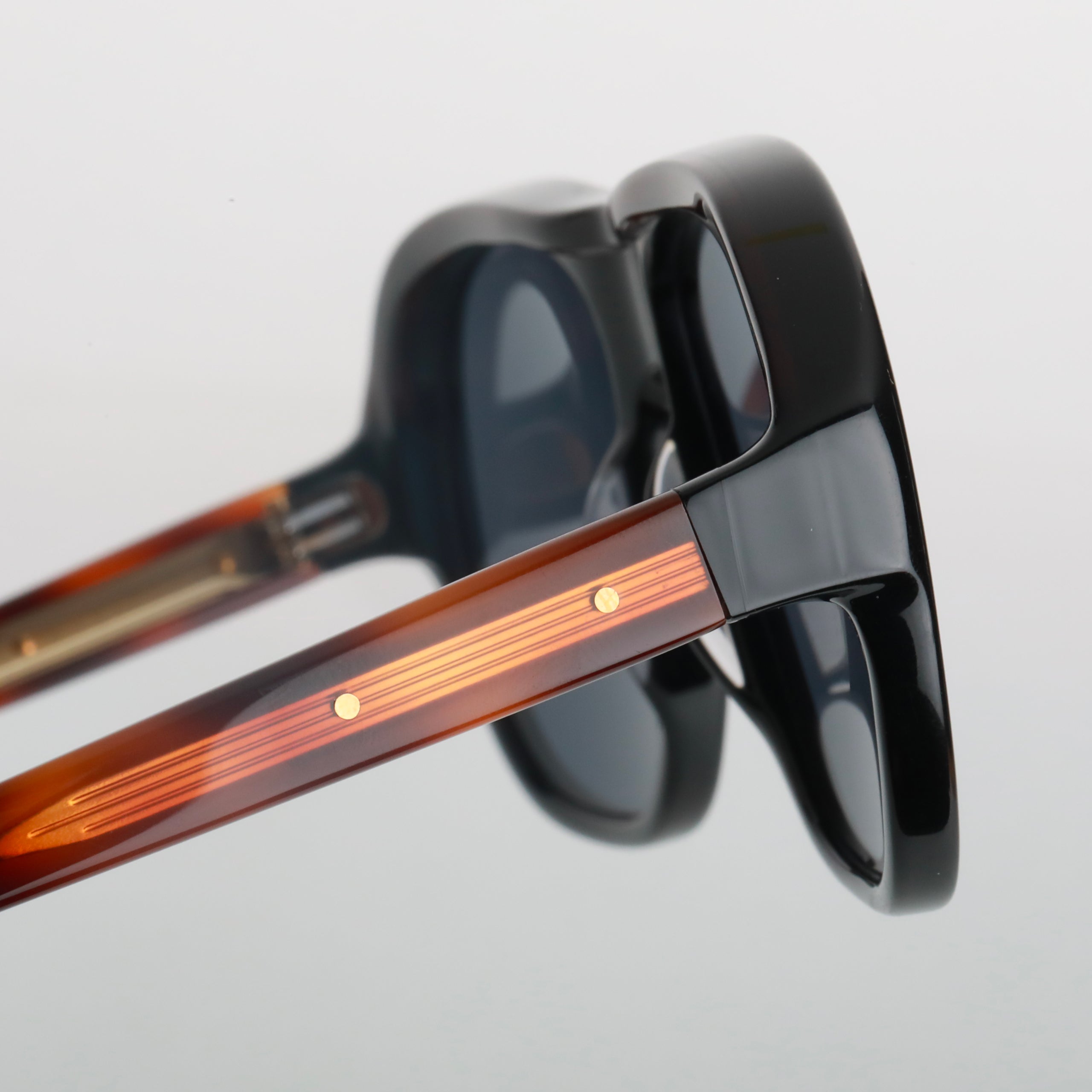 #Couleur_Black & Tortoise Temples
