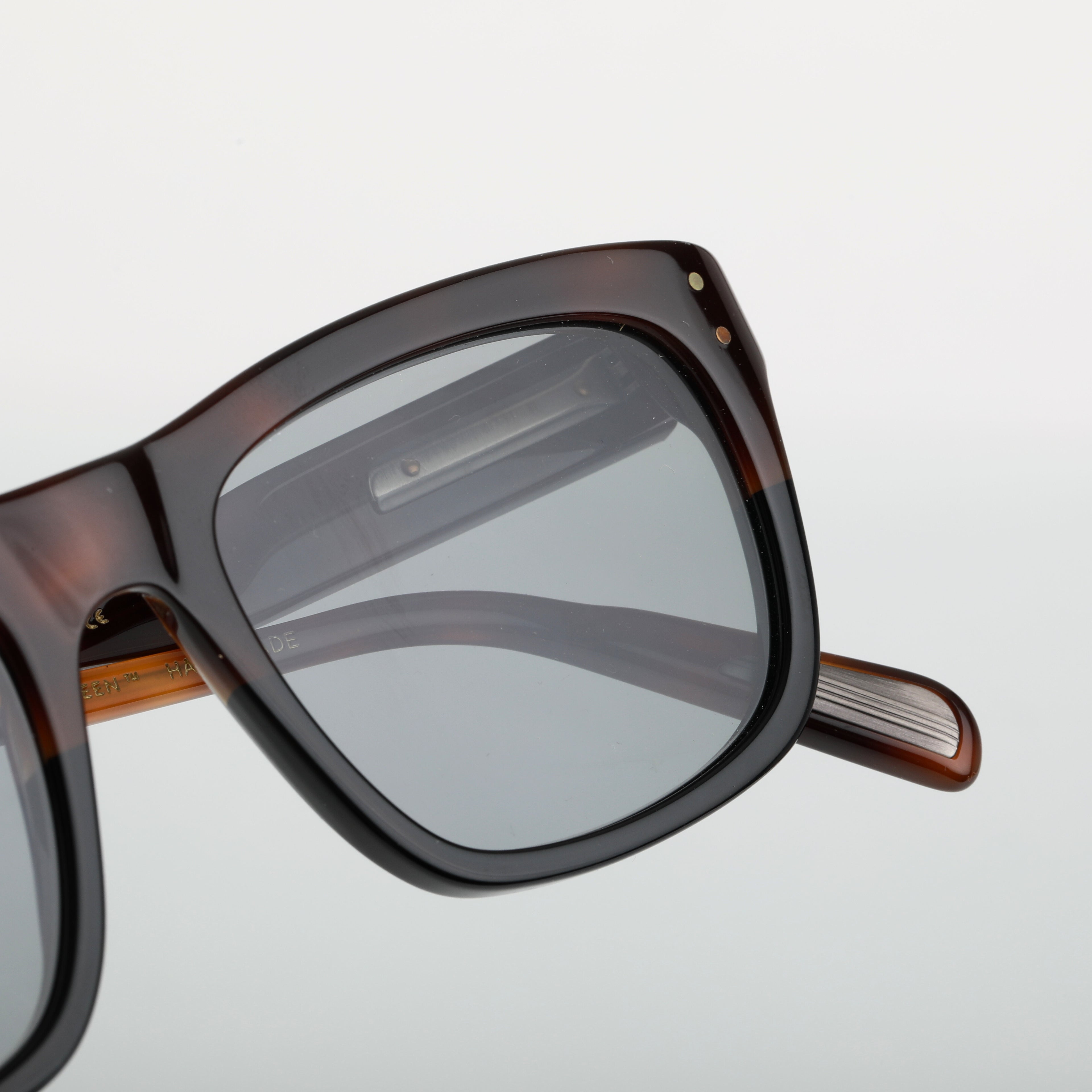 #Couleur_Tortoise to Black